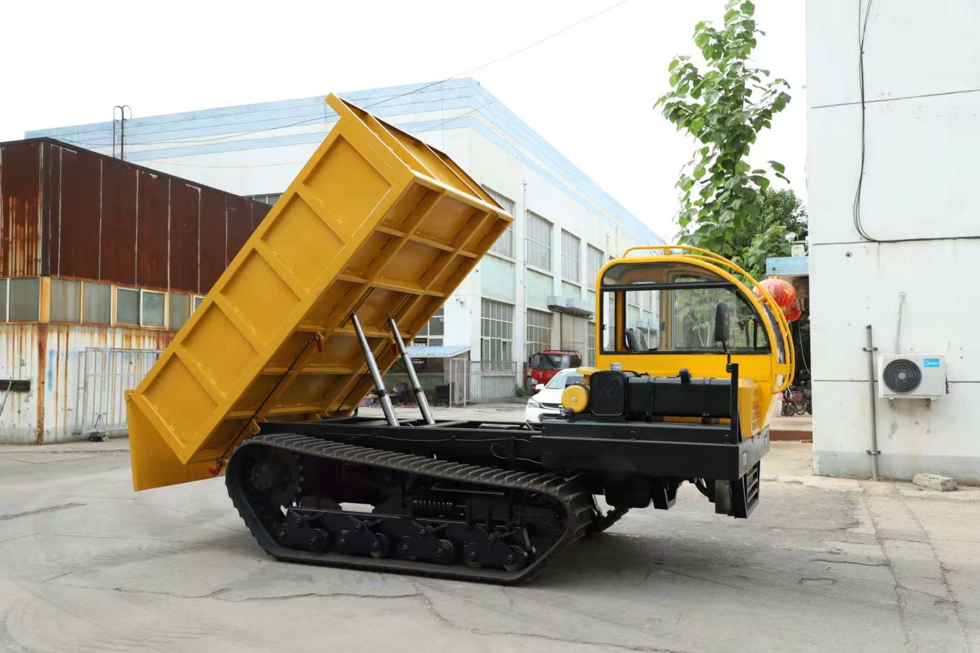 8 ton tracked transport vehicle with raised dumper