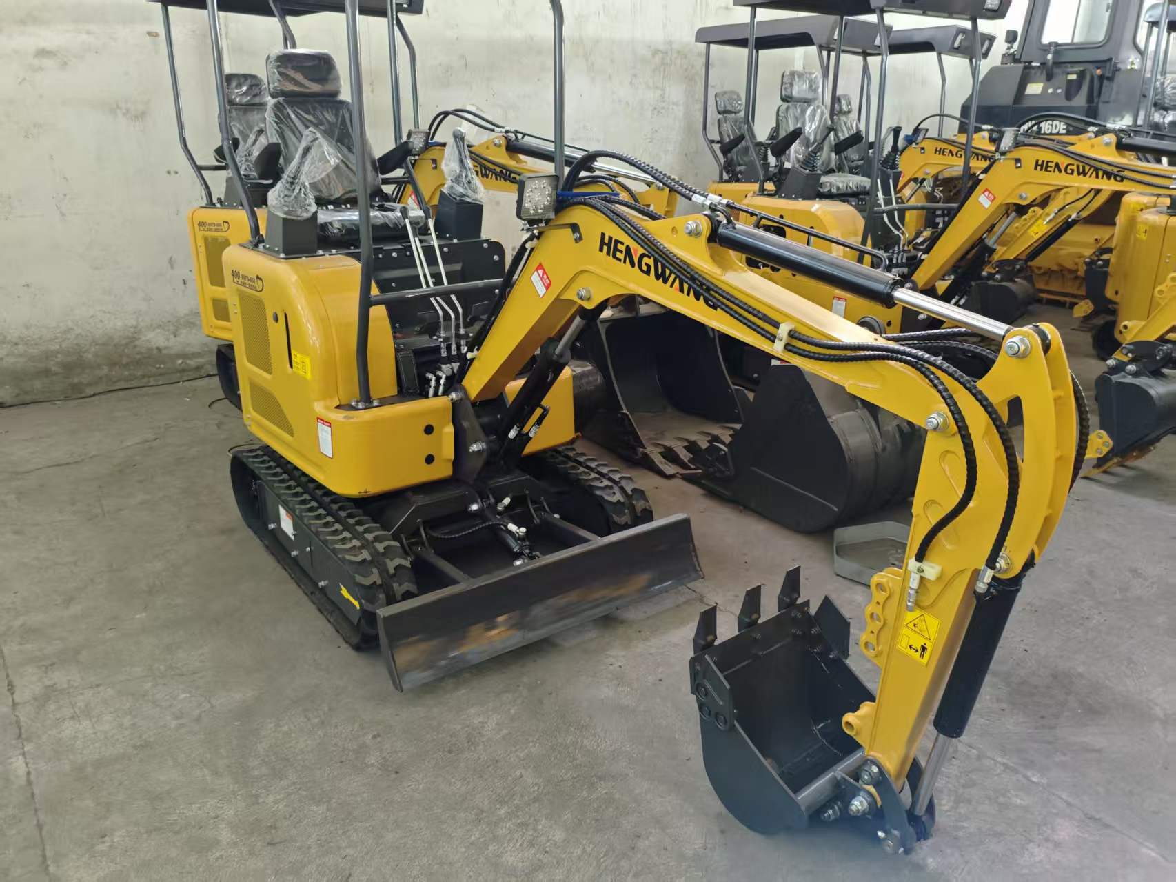 HW17 Mini Crawler Excavator Shipped from Jakarta – Compact Power for Agriculture and Gardening