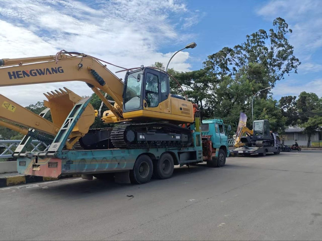hw220-excavator-delivery